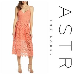 Astr The Lable Lace Midi dress - coral